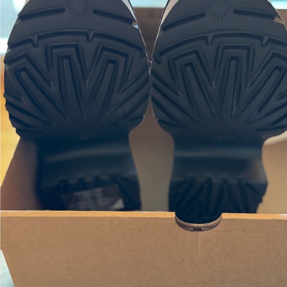 NIB UGG Black Classic New Heights Short Boots Size 6 Black - Picture 2 of 5